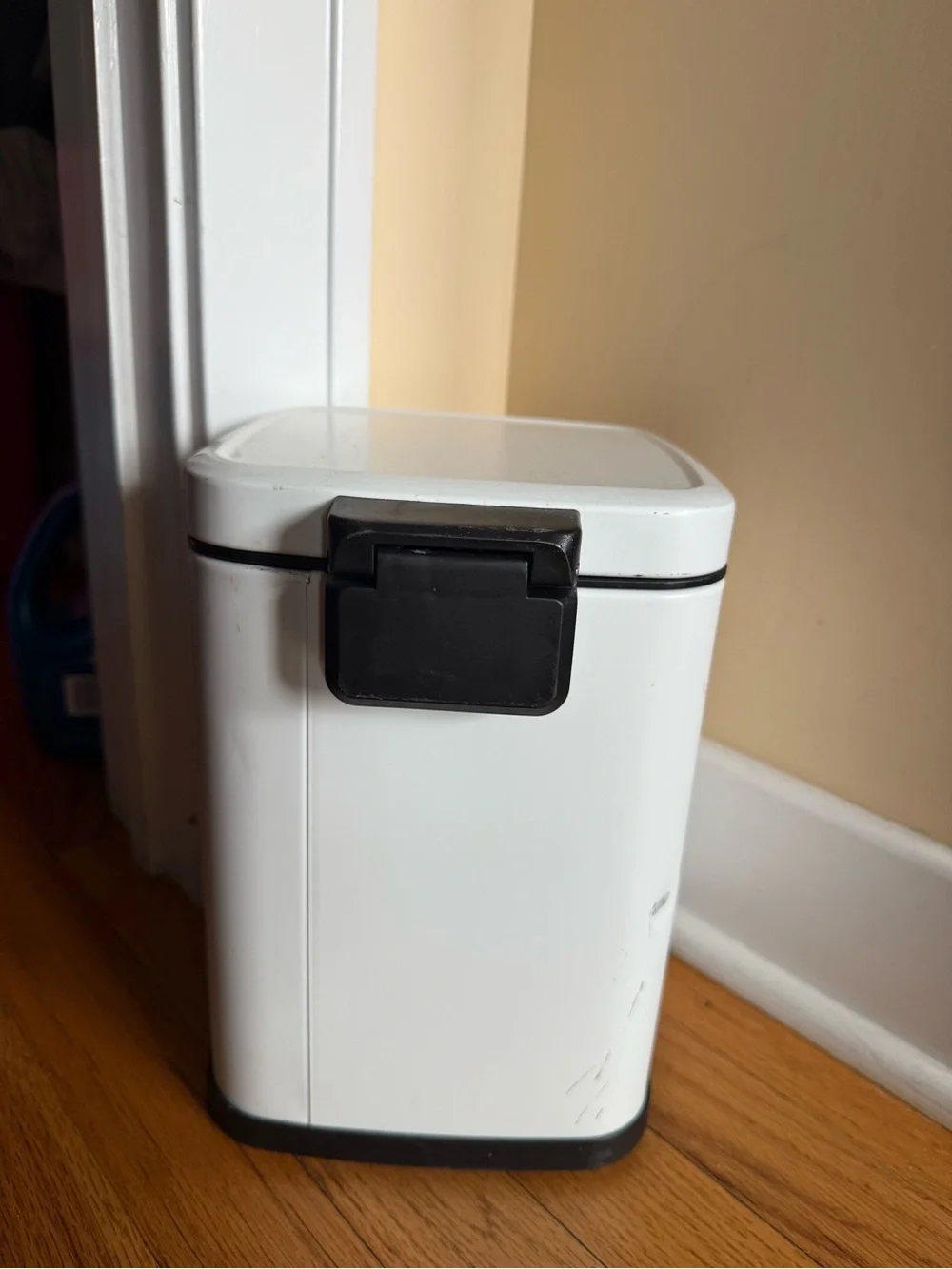 White Step Trash Can with Pedal - Compact Kitchen Bin